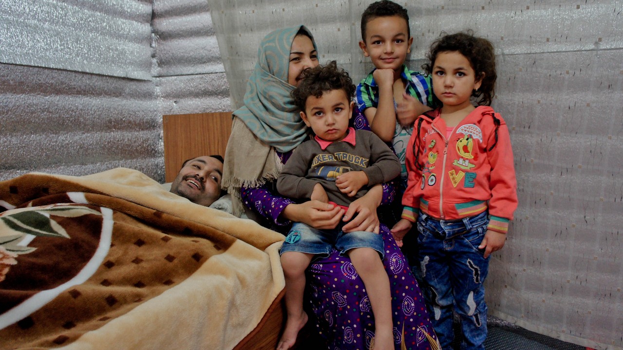 Talal, sa femme et ses enfants dans leur abri au Liban