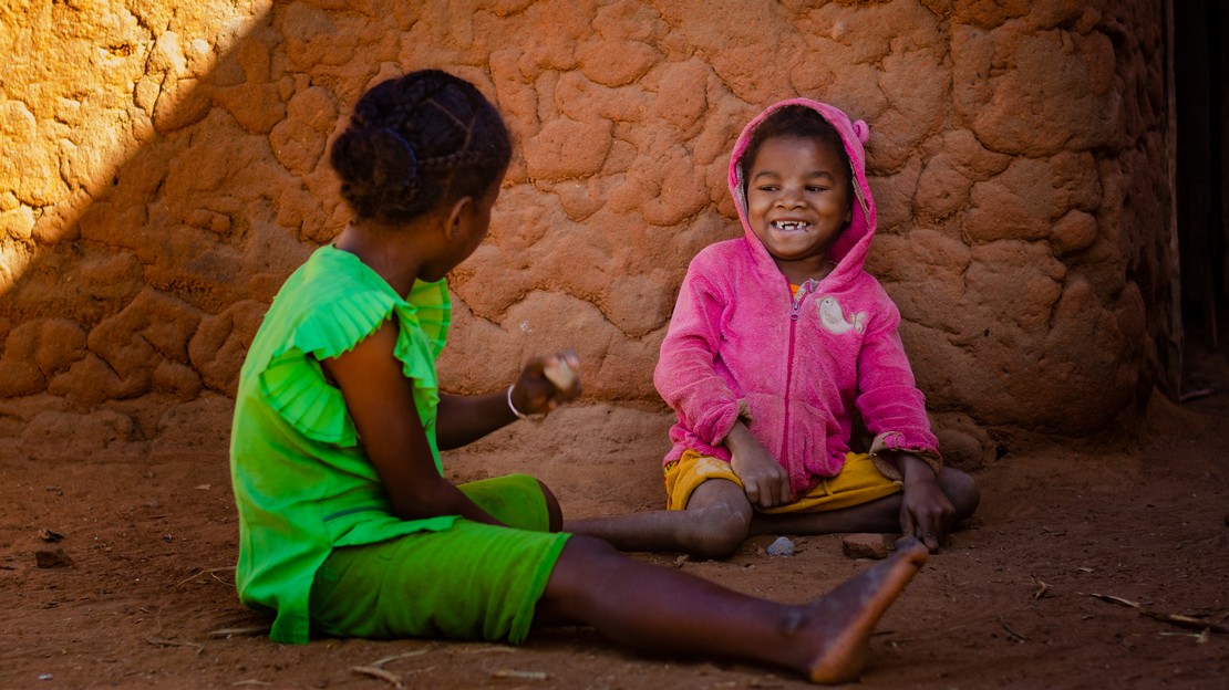 Avotavy, 9 ans, assise devant sa maison à Bezaha à Madagascar