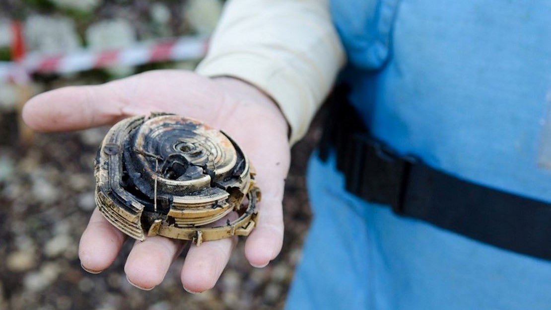 Une mine désactivée dans la main d’un démineur au Liban