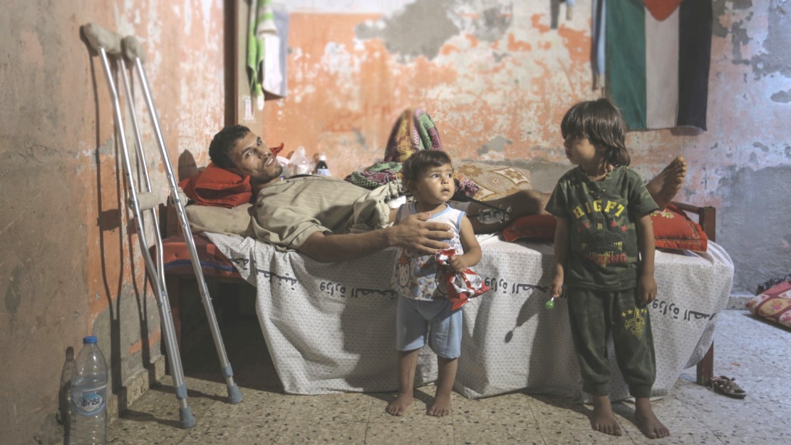 Mohammed et ses deux enfants chez eux à Gaza, juin 2018