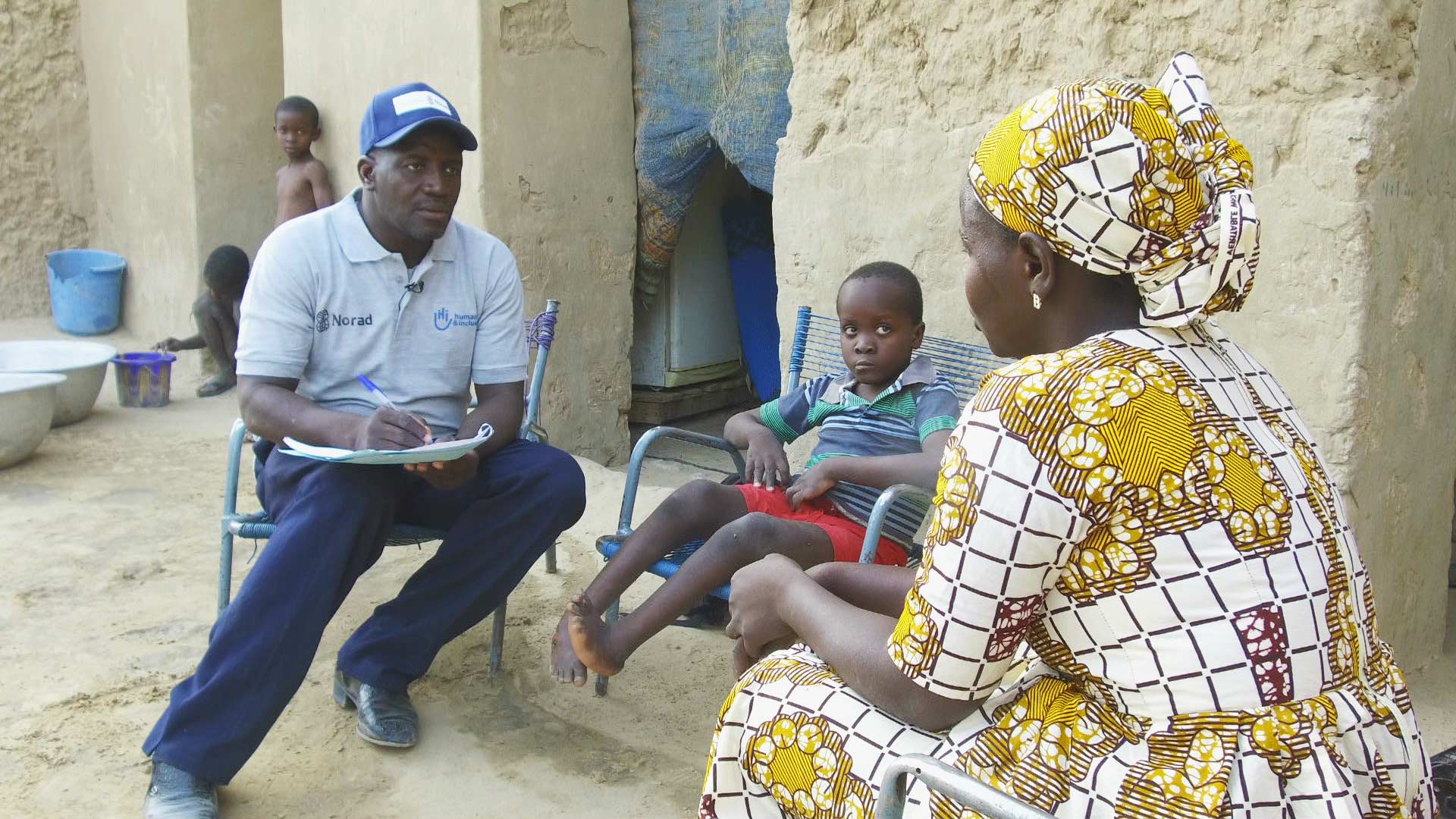 Mohammed durant un entretien avec la mère d’un enfant handicapé à Tombouctou au Mali - Handicap International