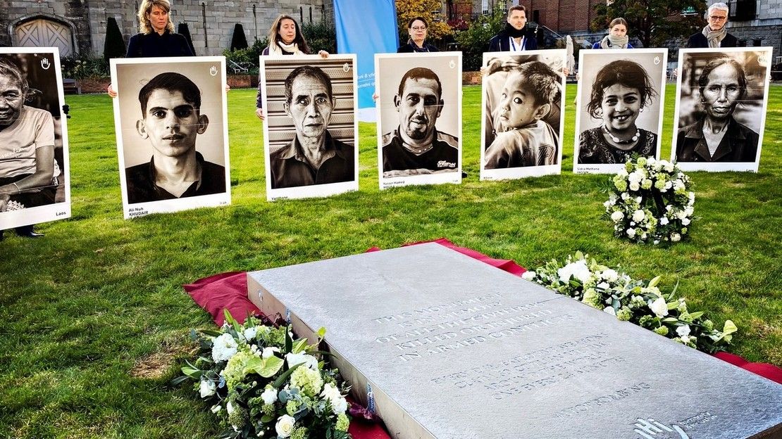Cérémonie du Monument au Civil Inconnu, offert par Handicap International, dans les jardins du château de Dublin, le 18 novembre 2022 juste avant l'adoption officielle de l'accord international.