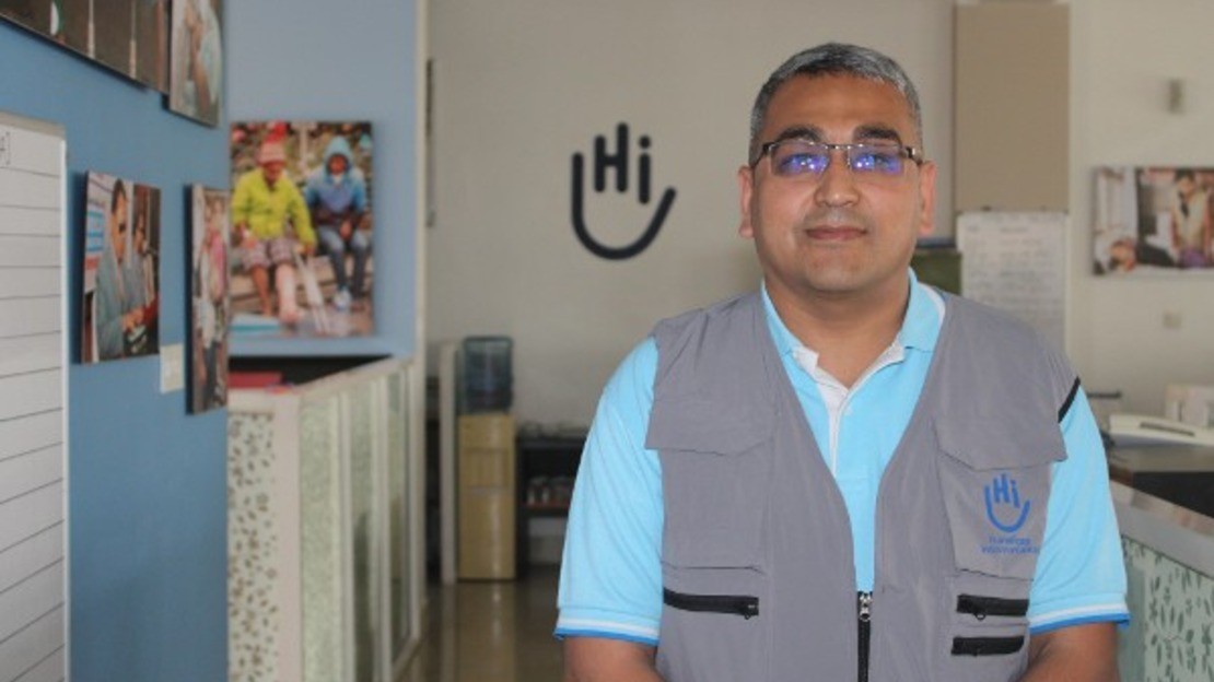 Au Népal, un orthoprothésiste se tient debout dans un bureau.