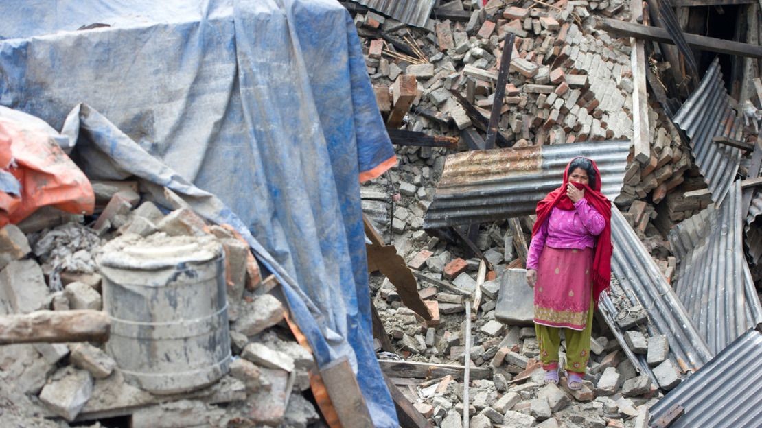 Une femme sinistrée à Bhaktapur, au Népal, devant les ruines de sa maison détruite lors du séisme du 25 avril 2015.