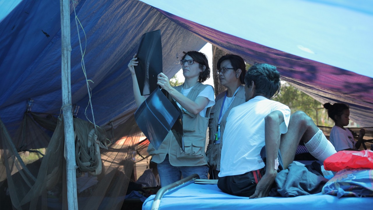 Pauline Falipou, kinésithérapeute de Handicap International spécialiste des urgences, lors de l’intervention d'urgence au Népal en 2015