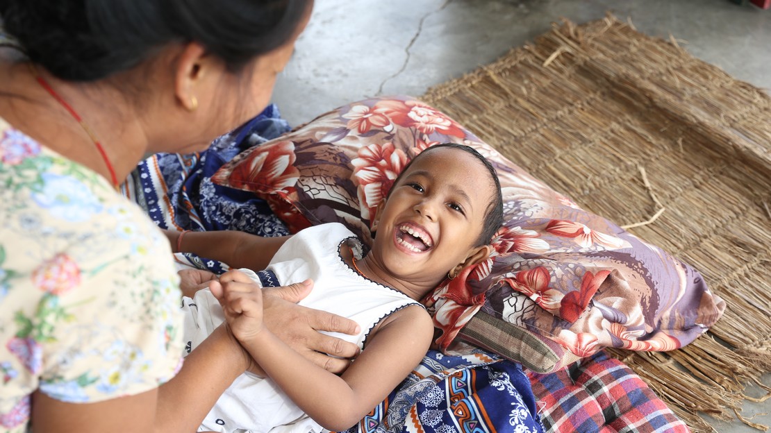 Priti, 6 ans, vit à Biratnagar au Népal. Elle a une paralysie cérébrale suite à des complications à sa naissance. Accompagnée depuis deux ans, elle améliore chaque jour sa condition physique.