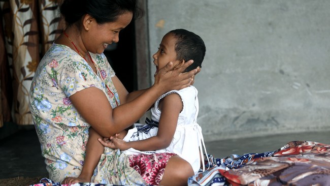 Priti, 6 ans, vit à Biratnagar au Népal. Elle a une paralysie cérébrale suite à des complications à sa naissance. Accompagnée depuis deux ans, elle améliore chaque jour sa condition physique. © A. Thapa / HI