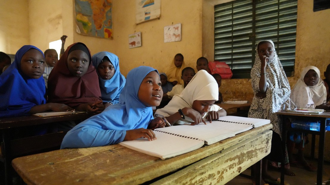 Malika, en classe avec sa meilleure amie Habsatou. Malika, dix ans, vit à Maradi, au Niger. Elle est malvoyante. Grâce au soutien de HI, elle est aujourd’hui en CE2. 
