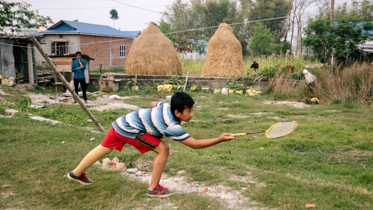 Aujourd'hui, Nishan est féru de badminton. Le jeune Népalais de 14 ans est suivi par Handicap International depuis sa première prothèse en 2012.