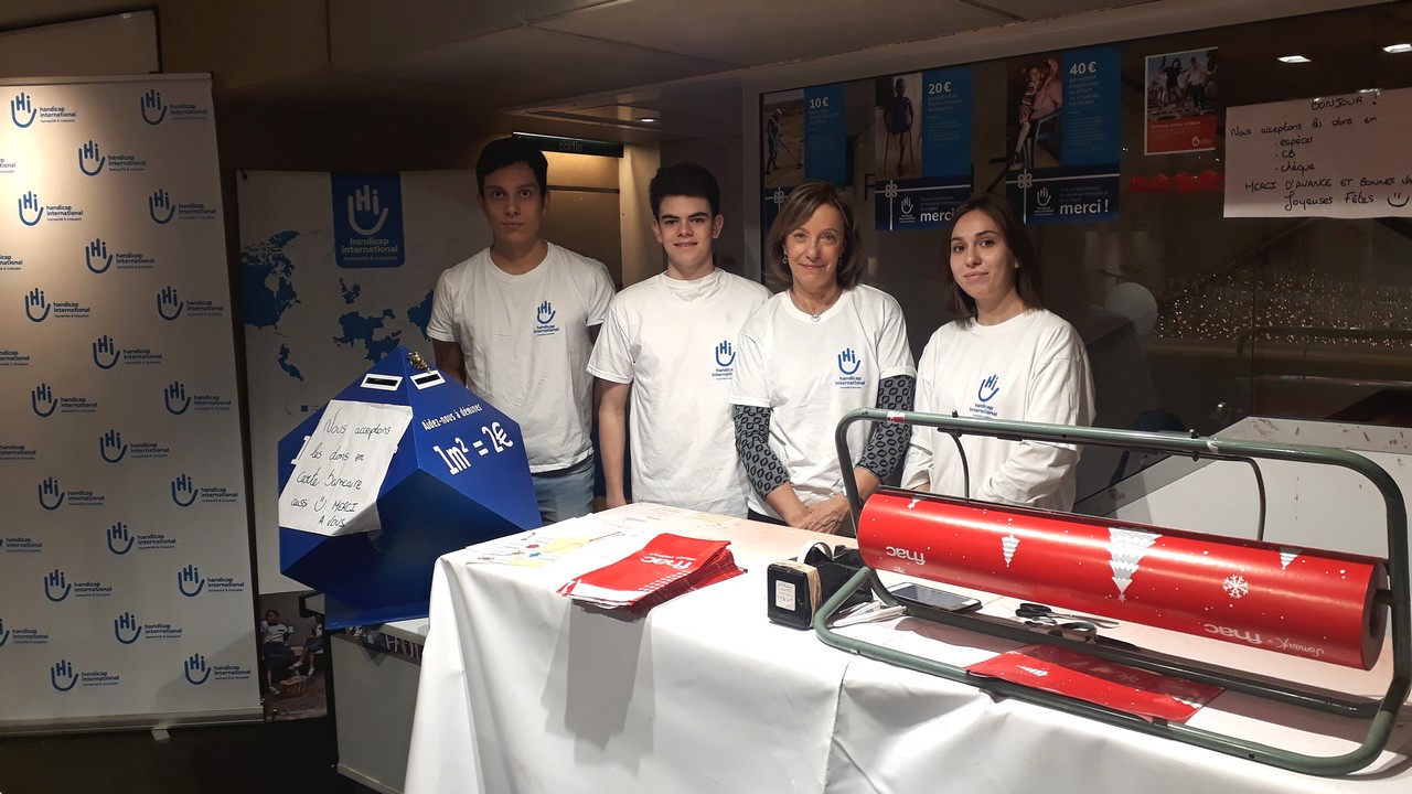 Bénévoles de Handicap International lors de l'opération paquets-cadeaux (OPKDO) à la Fnac Bellecour de Lyon en décembre 2019