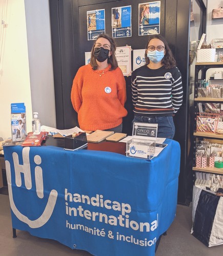 Bénévoles de Handicap International lors de l'opération paquets-cadeaux (OPKDO) au magasin BONTON à Lyon en décembre 2021 © HI