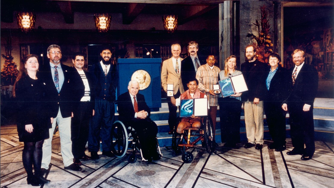 Remise du prix Nobel de la paix aux représentants de la Campagne internationale pour interdire les mines, le 10 décembre 1997 à Oslo.