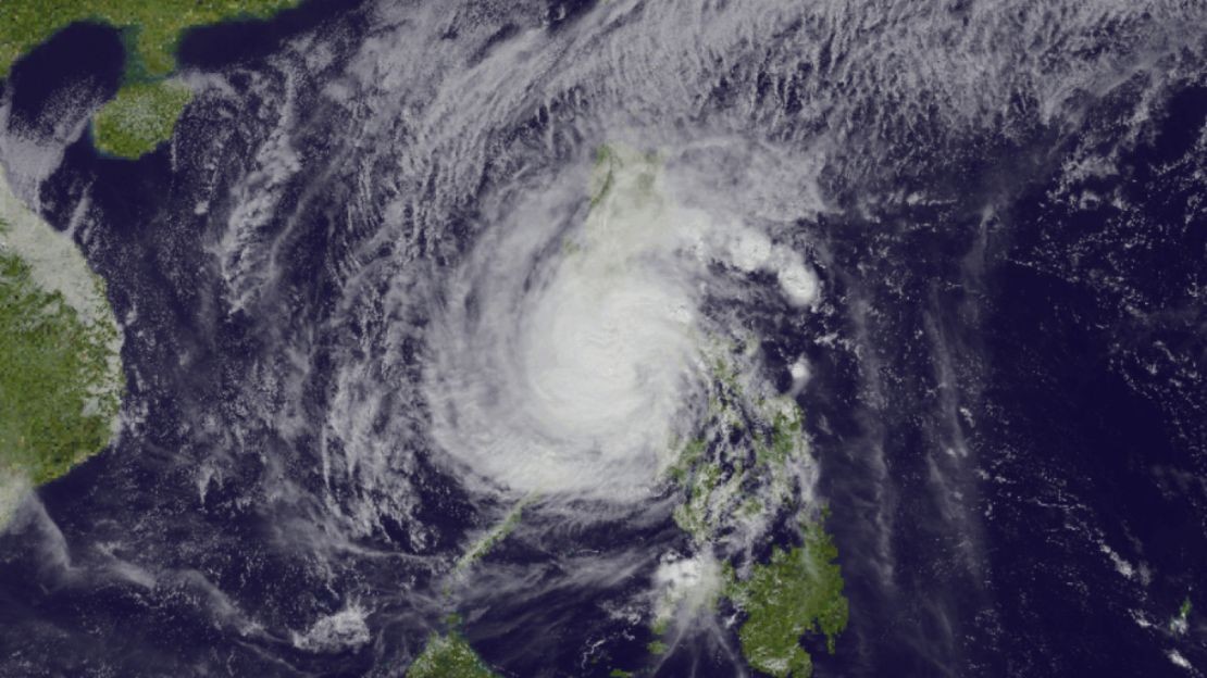 Photo satellite du typhon Kammuri aux Philippines