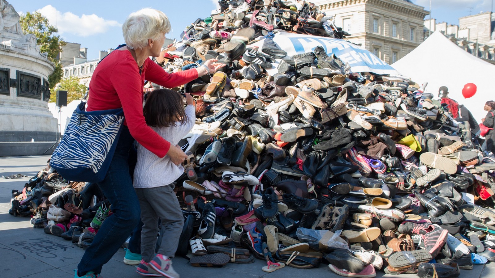 Lancer de chaussures lors d'une précédente édition des Pyramides