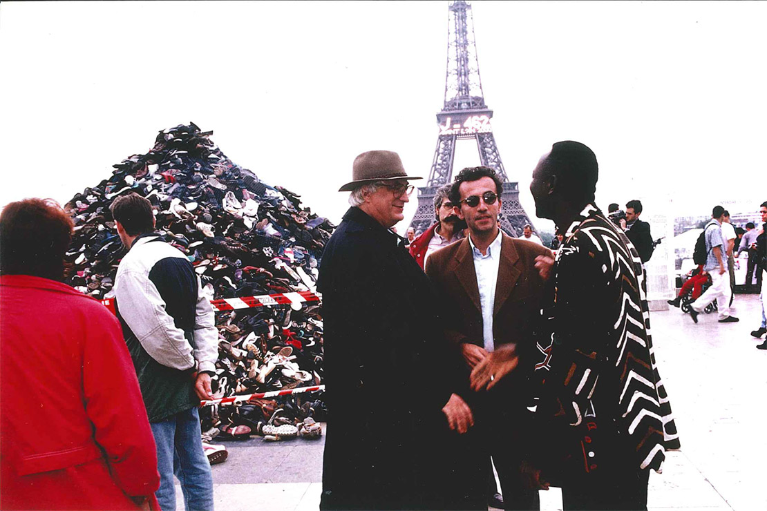 Bertrand Tavernier sur une pyramide à Paris en 1998.