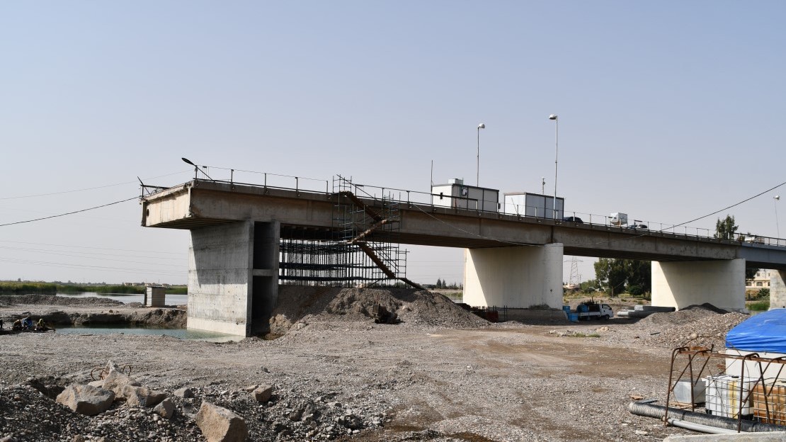 Le pont Al-Rashid près de Raqqa en Syrie est en cours de reconstruction après les opérations de déminage sous-marin menées par Handicap International.