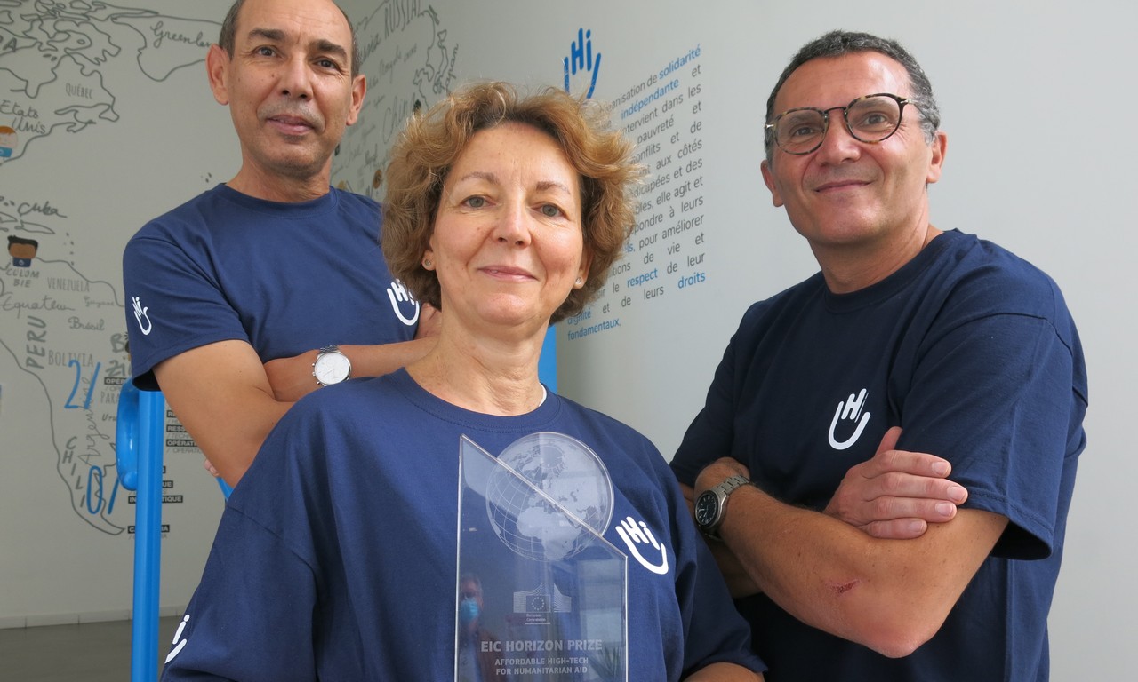 Les lauréats du Prix Horizon de gauche à droite : Abder Banoune, Isabelle Urseau et Pierre Gallien, de Handicap International