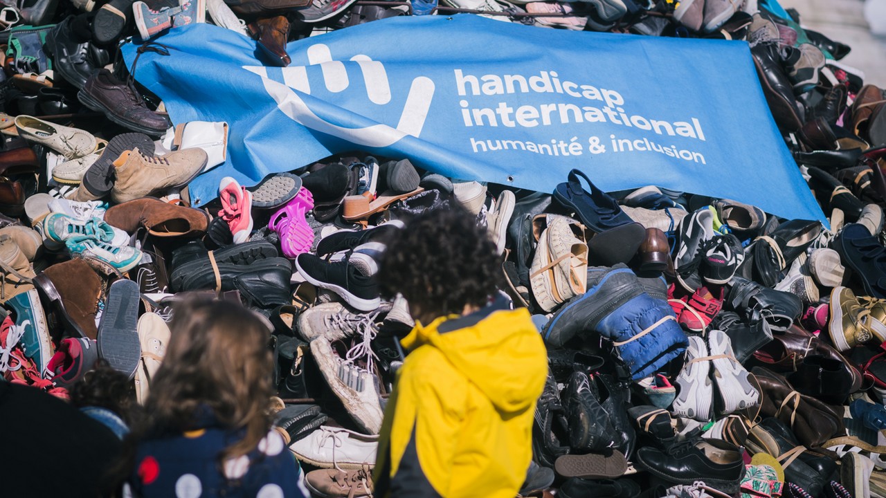 Pyramide de chaussures de Handicap International contre les bombardements de civils