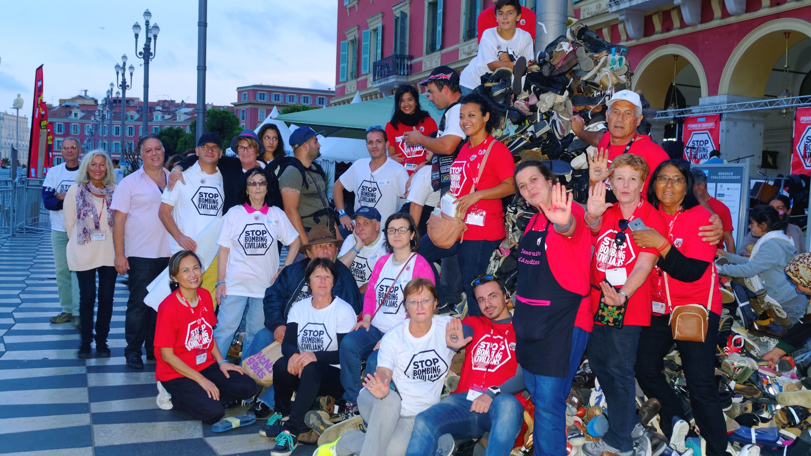 Bénévoles lors de la dernière Pyramide de chaussures de Nice