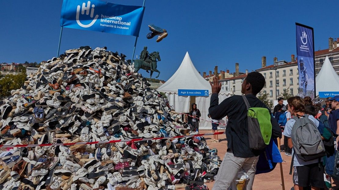 Pyramide de chaussures à Lyon en 2019