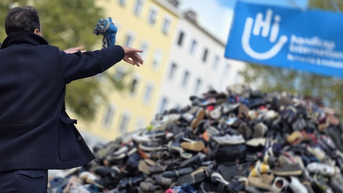 4,5 tonnes de chaussures collectées pour les 30 ans des Pyramides de Handicap International