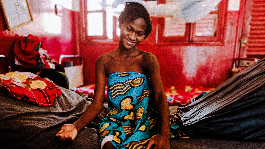 Soutenue par Handicap International, Alima ici à l'hôpital de Bambari en RCA après un accident par engin explosif