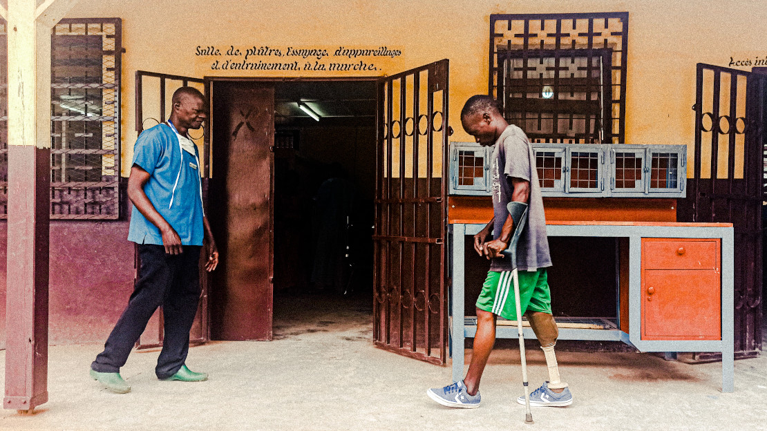Hervé devant le centre de réadaptation Handicap International à Bambari, en République Centrafricaine