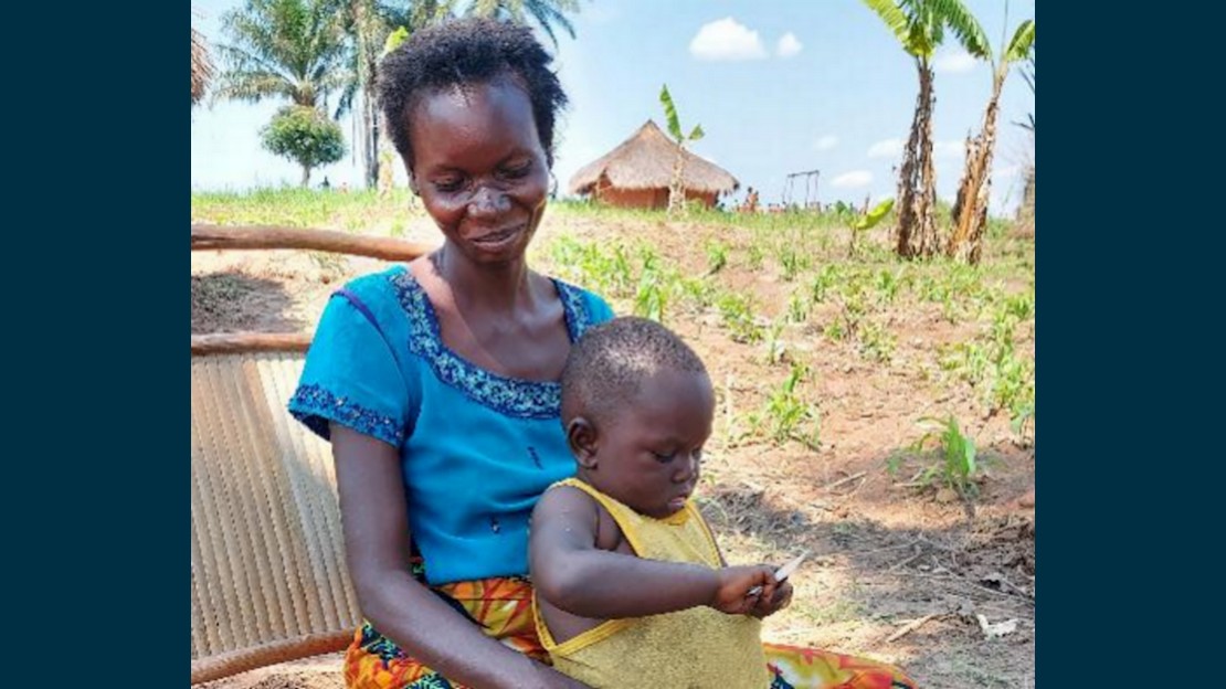 Marie tient dans ses bras son fils de 3 ans Kasonga