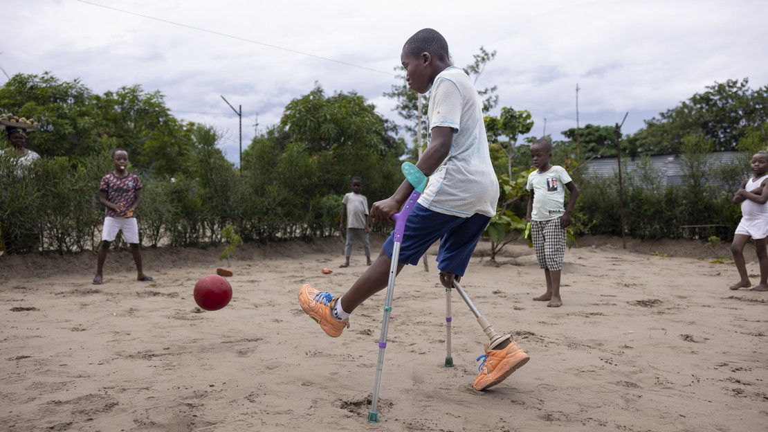 En RDC, Dieudonné est retourné à l'école et joue au foot avec ses amis depuis qu'il a reçu une prothèse et des soins de réadaptation de Handicap International.