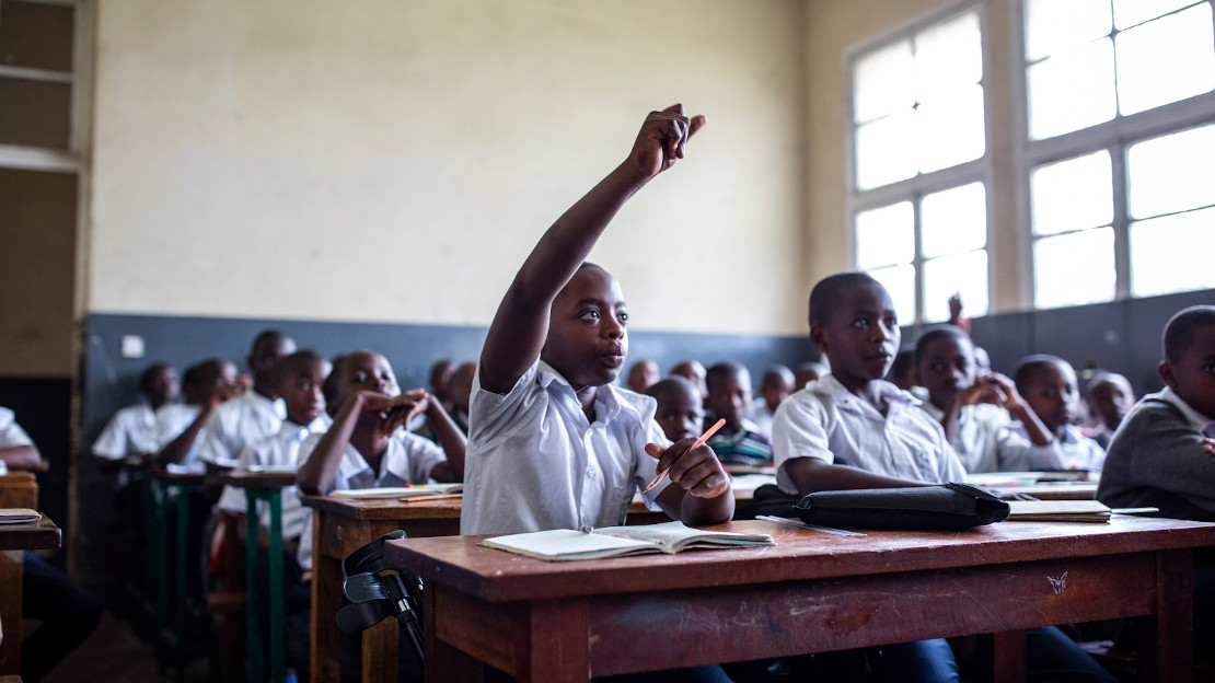 Amputé d'une jambe, Philémon a été parfaitement intégré dans sa classe en République démocratique du Congo.