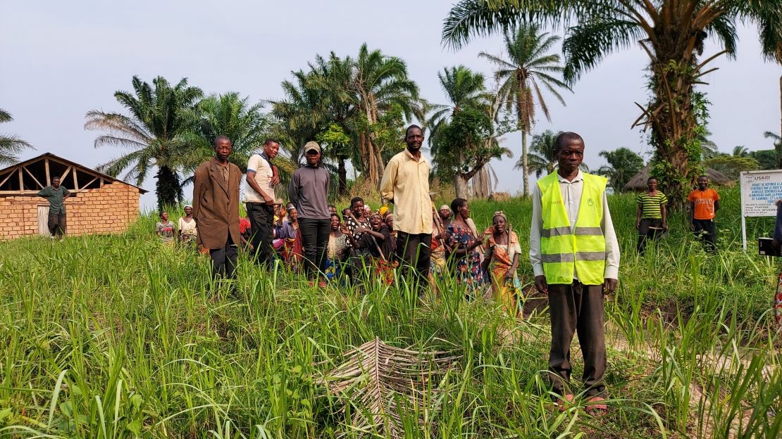 Muamba Nkinda Jean Pierre (en gilet jaune) et des bénéficiaires de la relance agricole à Dibaya en RDC, en septembre 2022.
