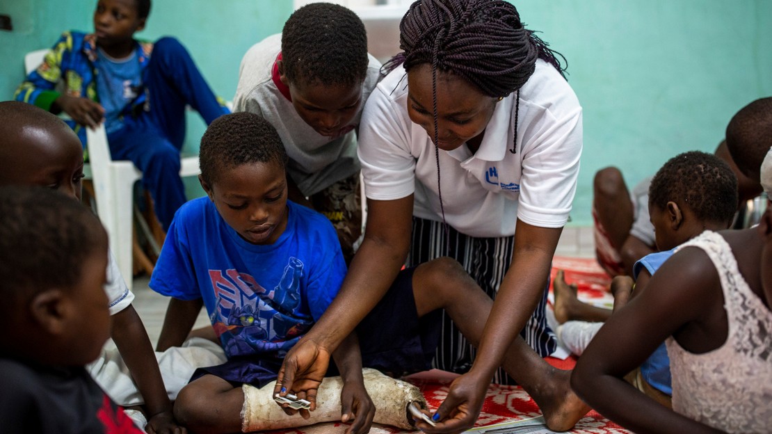 Séance de soutien psychosocial à l'hôpital de Rutshuru, au Nord Kivu en RDC, pour des enfants affectés par les affrontements rebelles. Ici avec la psychologue Brigiete Omba.