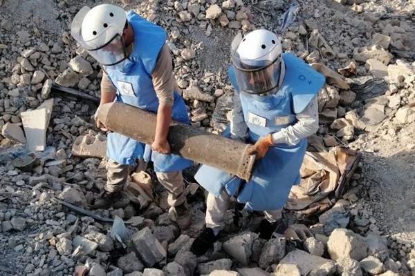 Démineurs de Handicap International manipulant un obus non explosé à Raqqa en Syrie © HI