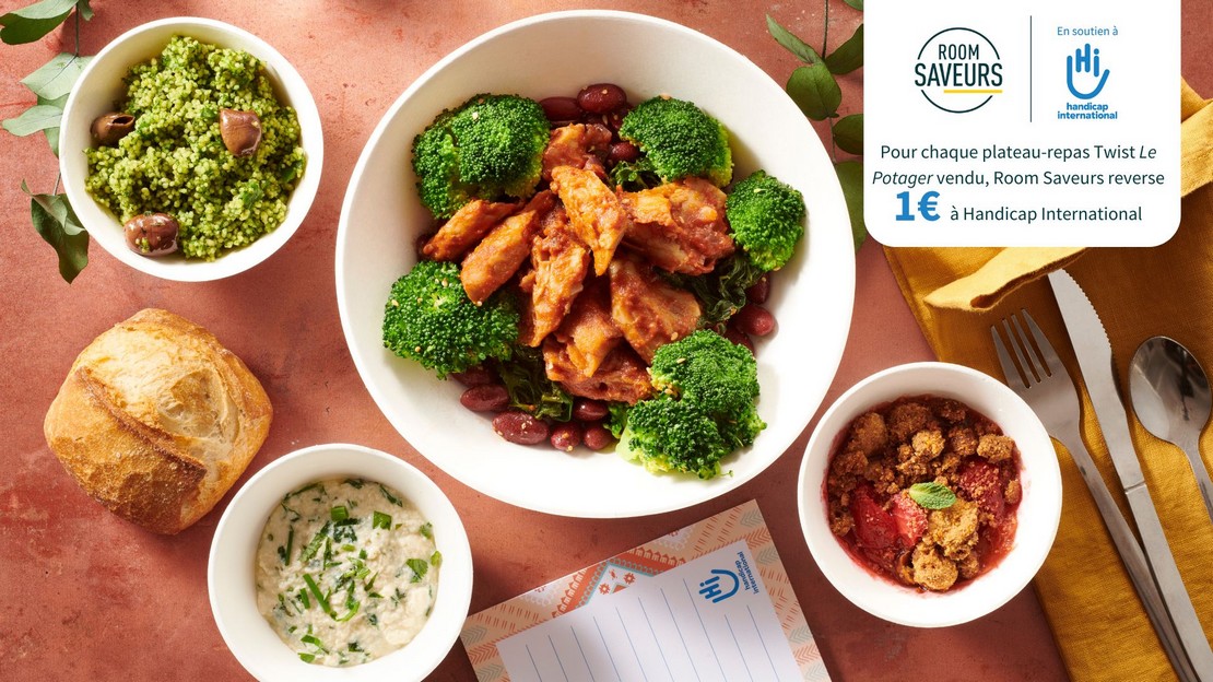 Plateau-repas illustrant le partenariat entre le traiteur d'entreprise Room Saveurs et Handicap International entre 2022 et 2024.