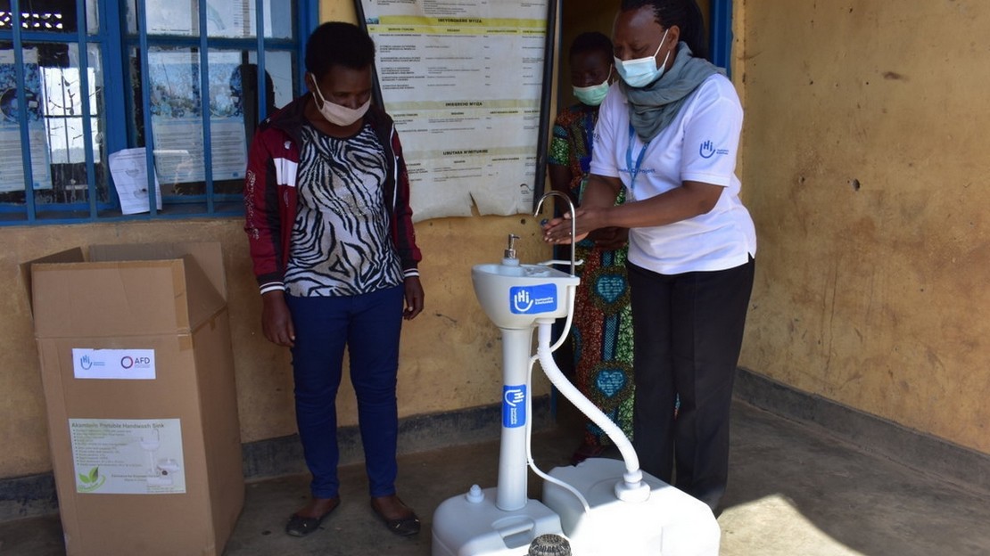 Au Rwanda, Handicap International sensibilise la population à l'hygiène des mains comme geste barrière contre le coronavirus