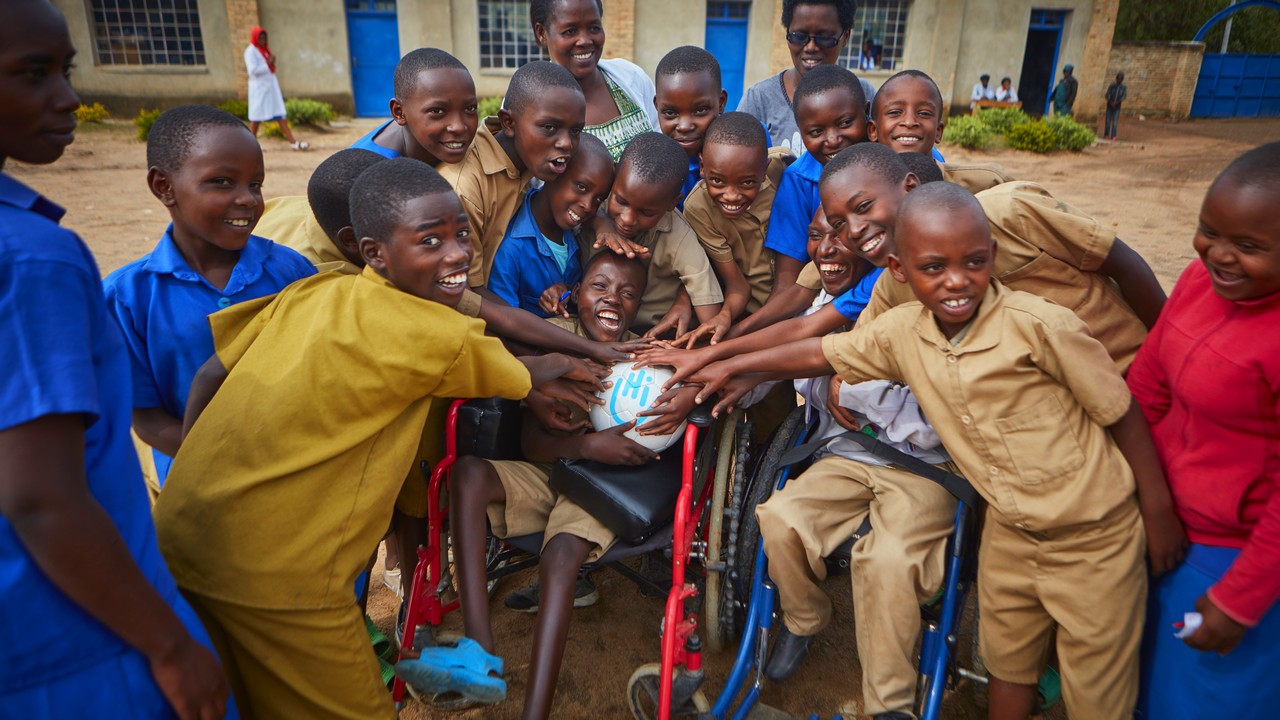 Au Rwanda, Emmanuel est entouré de ses camarades de classe - Handicap International / éducation inclusive
