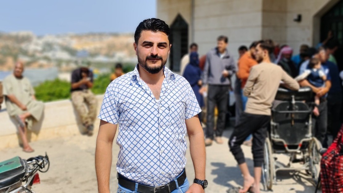 Un homme se tient debout devant un hôpital en Syrie