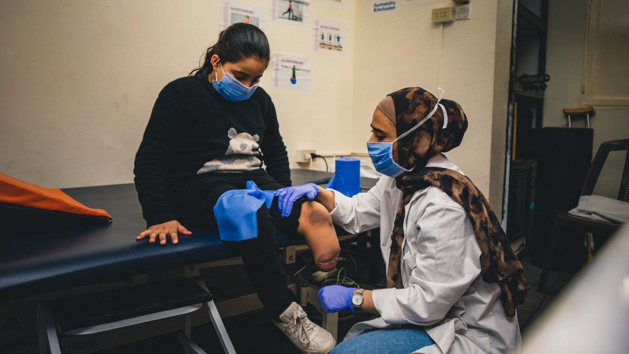 Salam a été blessée par une arme à sous-munitions en Syrie et a dû être amputée - photo d'archive février 2021 Handicap International Jordanie
