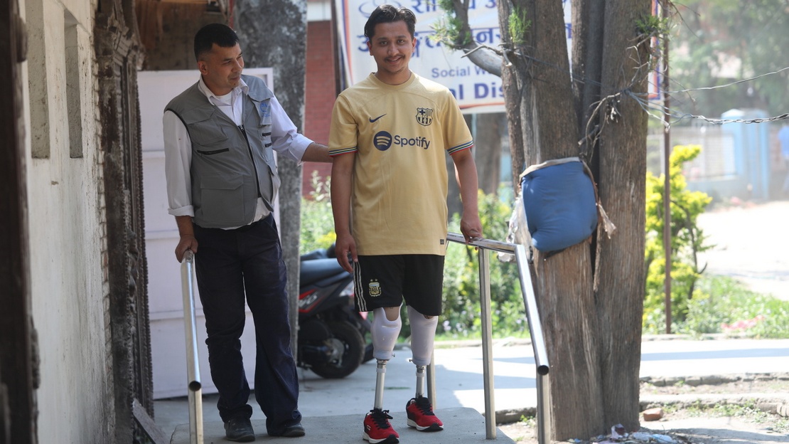 Sandesh, 21 ans, se rend régulièrement au centre de réadaptation népalais partenaire de Handicap International pour des visites de contrôle.