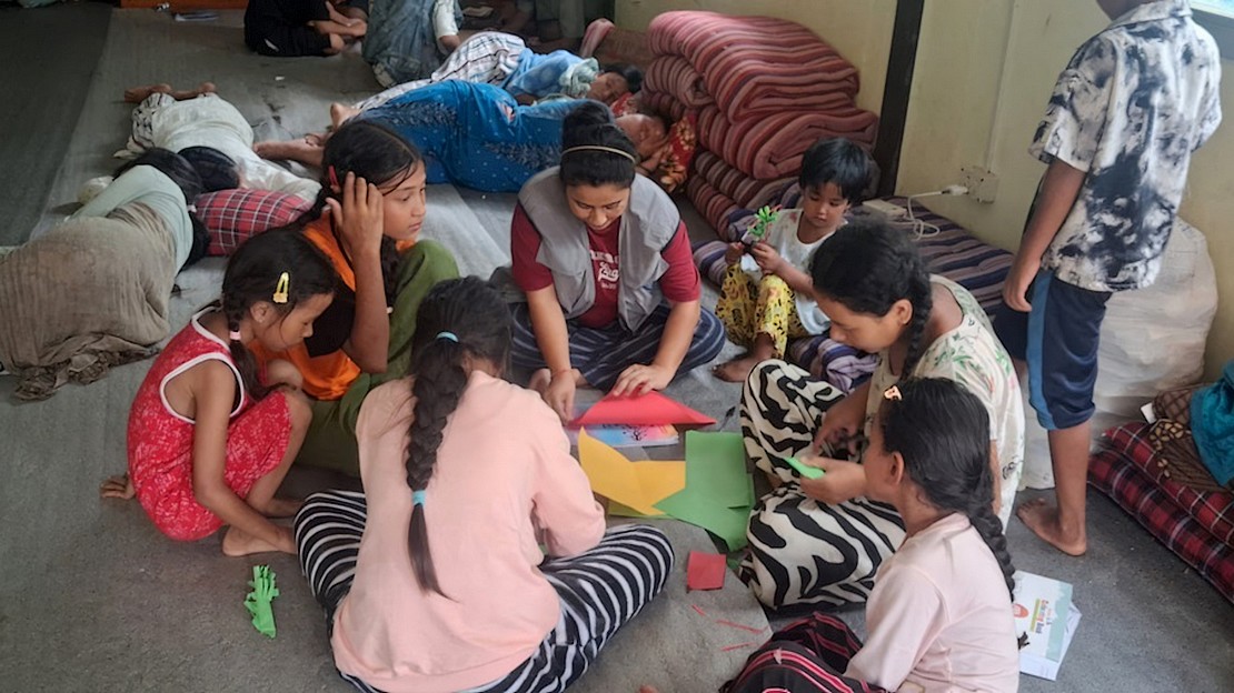 Au Népal, des enfants sont en cercle et participent à une activité créative.