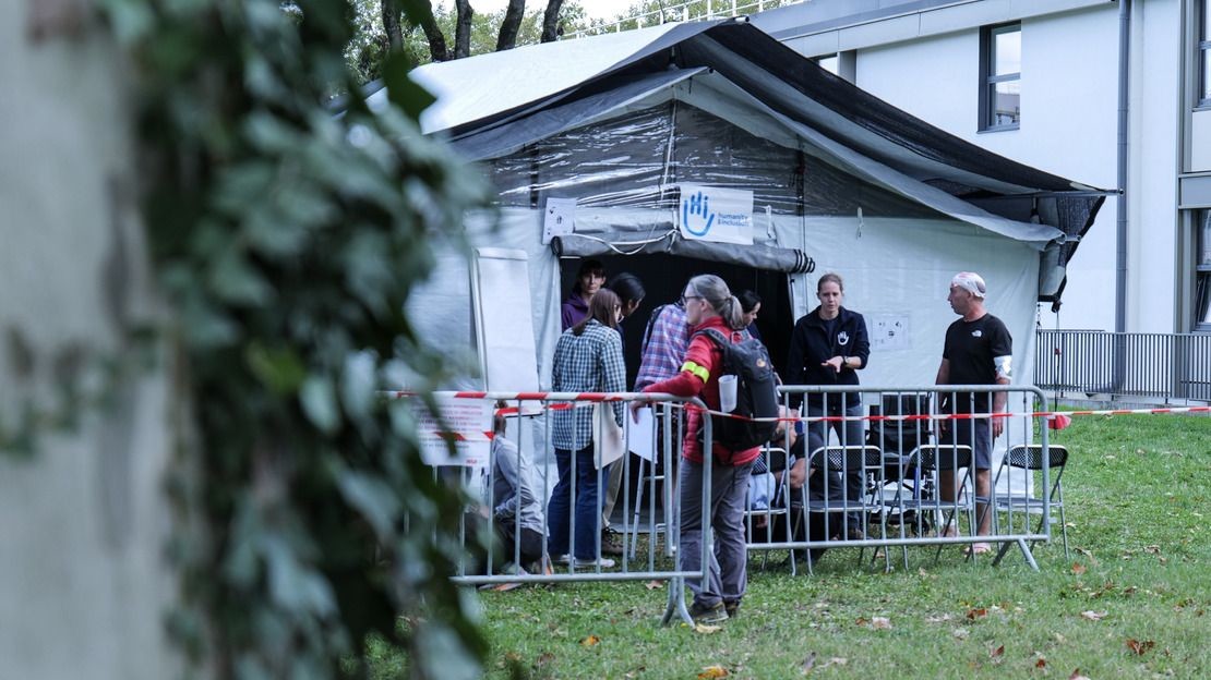 Un service de réadaptation sous tente a été installé afin de recréer les conditions d’une prise en charge de patients en ambulatoire par HI après un séisme.