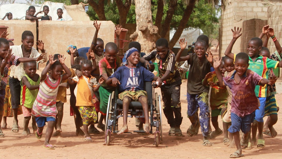 Kotime, jeune fille de 9 ans au Burkina Faso, est soutenue par les équipes de Handicap International
