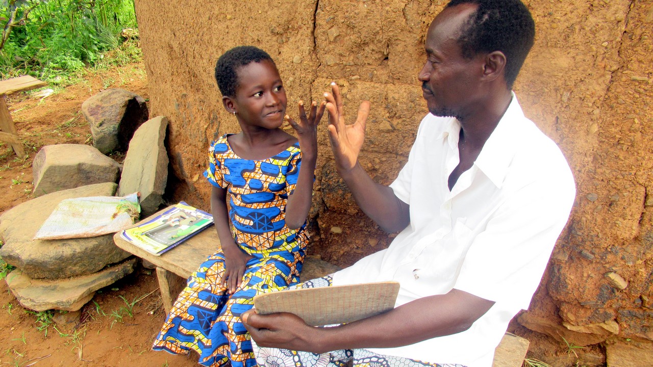 Au Togo, Sougleman échange en langue des signes avec son enseignant grâce au projet de Handicap International