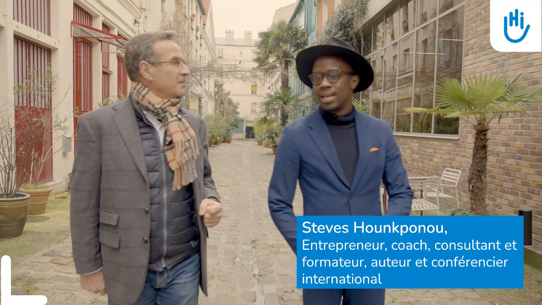 Steves Hounkponou avec Xavier du Crest, Directeur France de Handicap International, devant les locaux parisiens de l'association
