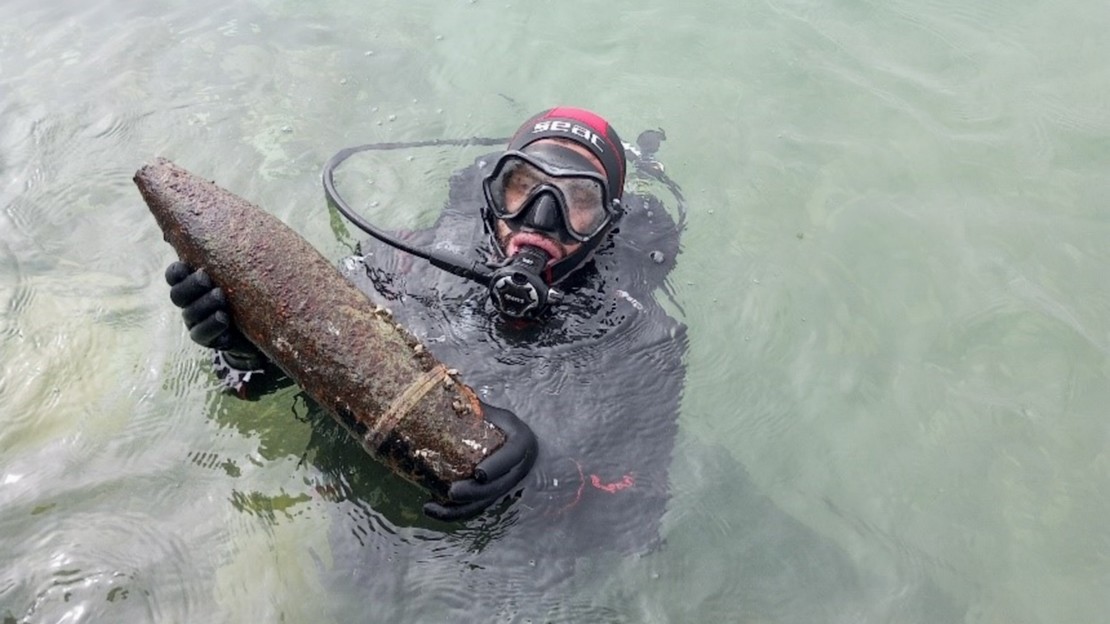 Un plongeur expert en déminage retire une bombe de l'Euphrate à Raqqa en Syrie.