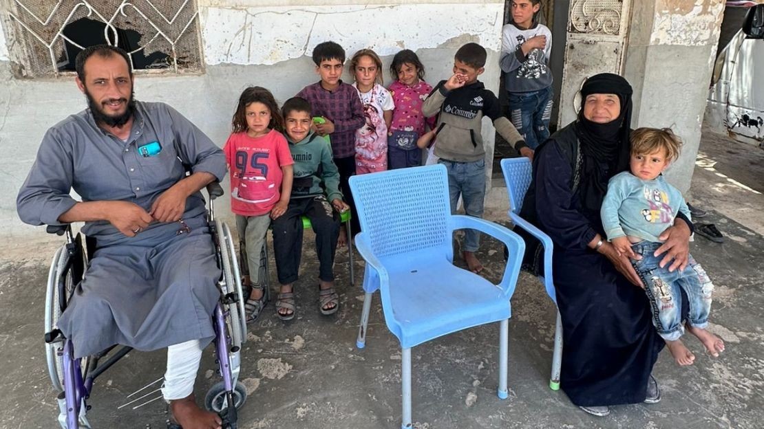 Un homme chez lui avec sa famille