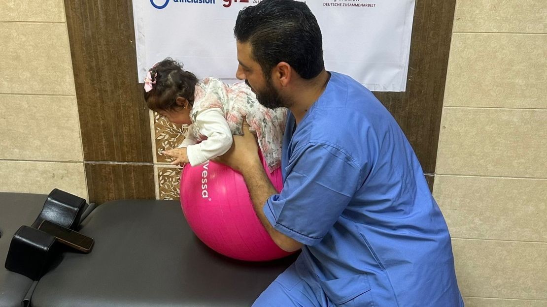 En Syrie, une petite fille d'un an et demi pendant une séance de kinésithérapie.
