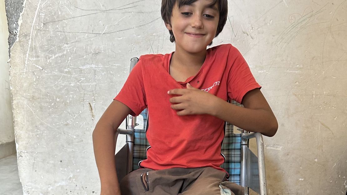 Un jeune garçon de 10 ans chez lui dans son fauteuil roulant
