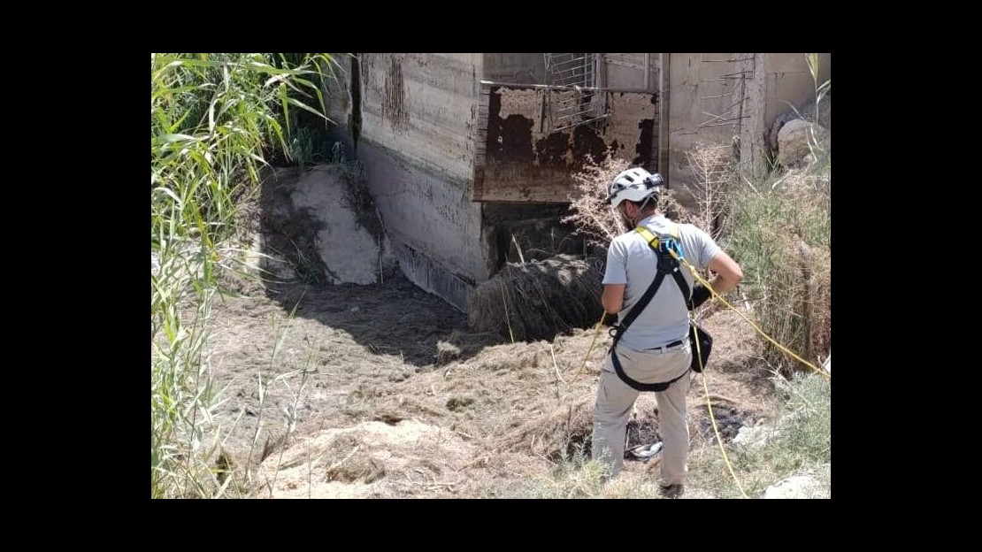 Un démineur équipé pour inspecter un point de captage d'eau.