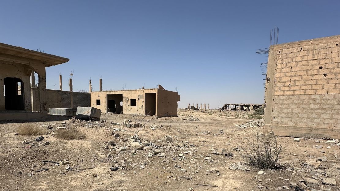 En Syrie, des restes de bâtiments et immeubles presque entièrement détruits.